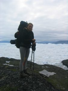 mit Rucksack vor Eisfjord